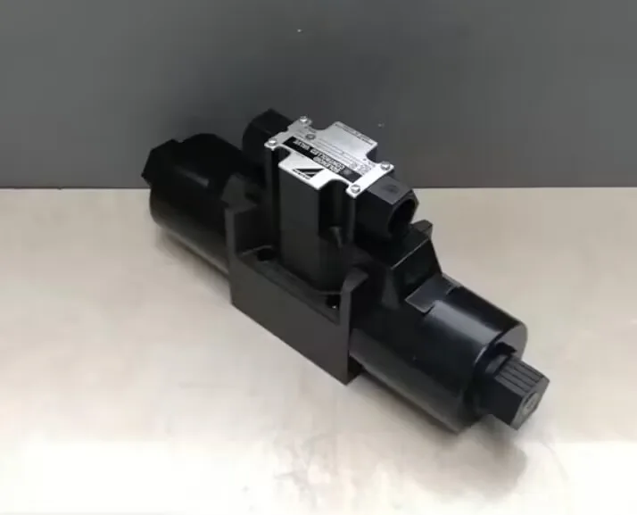 KSO-G03-2AB-20 KSO-G02-3CA-30-N KSO-G02-4CB-30-EN KSO-G03-20BA-20-E Original new DAIKIN SOLENOID CONTROLLED Hydraulic VALVE - Image 2
